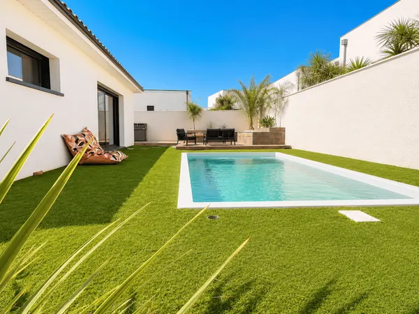 Villa contemporaine avec piscine chauffée et jacuzzi