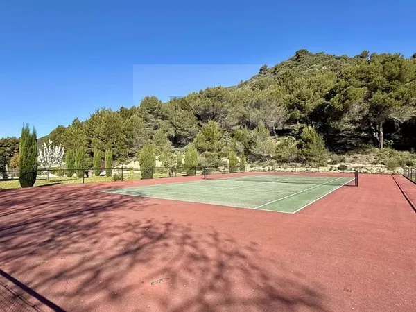 LOURMARIN / DOMAINE EN PIERRE ET RÉSERVE DE CHASSE PRIVÉE DE 312 HA
