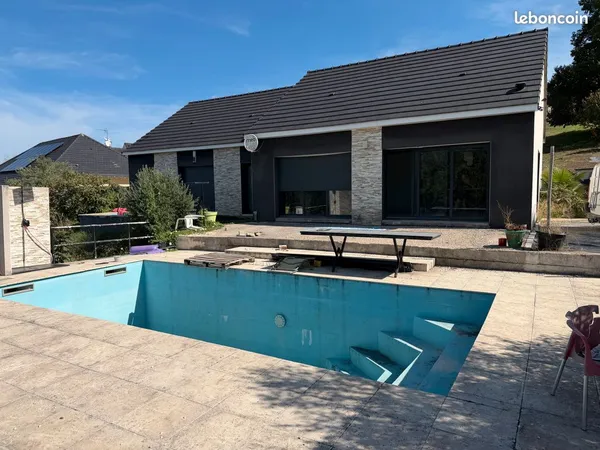 Maison de plain-pied de 138 m² - 3 chambres, terrasse et piscine