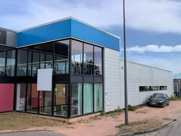 Local commercial 670 m²
