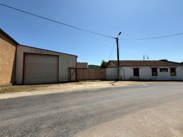 Bâtiment 300 m²