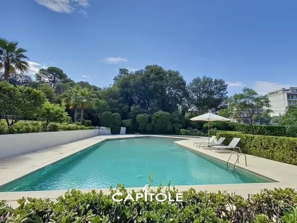 A l'orée du Cap d'Antibes, dans l'une des résidences les plus prestigieuses du Cap, 3P de 71 m², 2 t