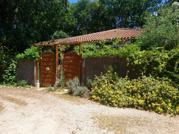 STUDIO MEUBLE AVEC JARDIN PARKING 10mn AVIGNON - PONT DU GARD