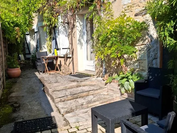 Maison de charme avec petite cour arborée et garage