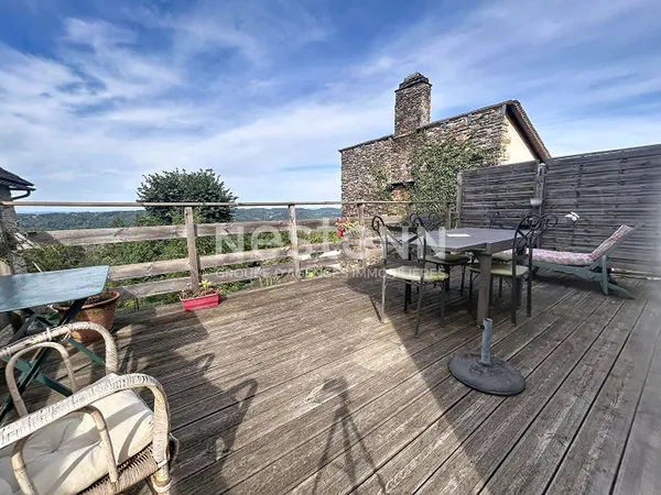Maison en pierre à vendre : Altillac, 85m2 habitable, 2 chambres, rénovation récente, vue magnifique
