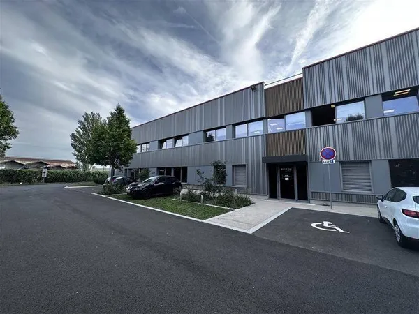Bureau 902 m²