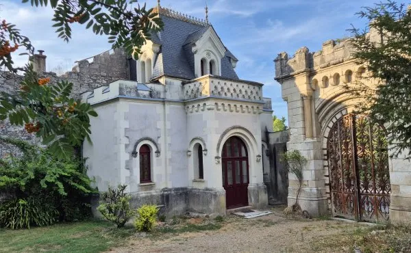Loue petite maison (porterie) à Cunault (49)