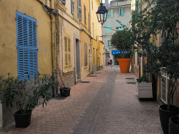 Loue studio meublé spacieux à deux pas du port