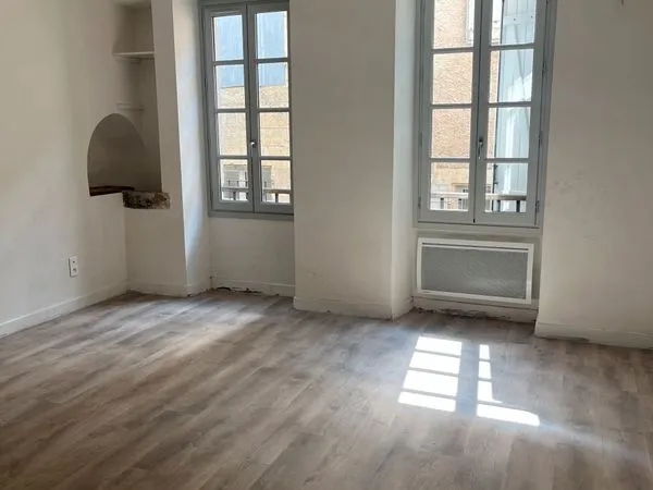 Appartement T2 rénové au 2ème étage situé dans le Centre-ville de LECTOURE