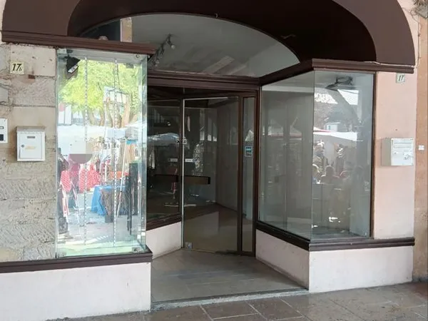 Loue local commercial - bail commercial saisonier seulement