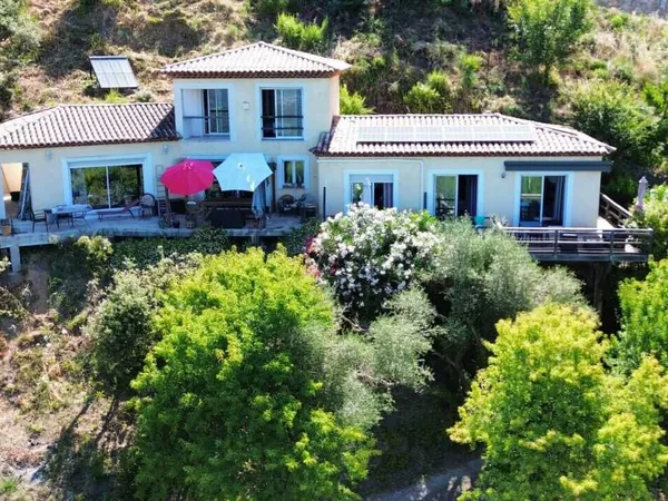 Villa avec gîte indépendant et vue mer & montagne
