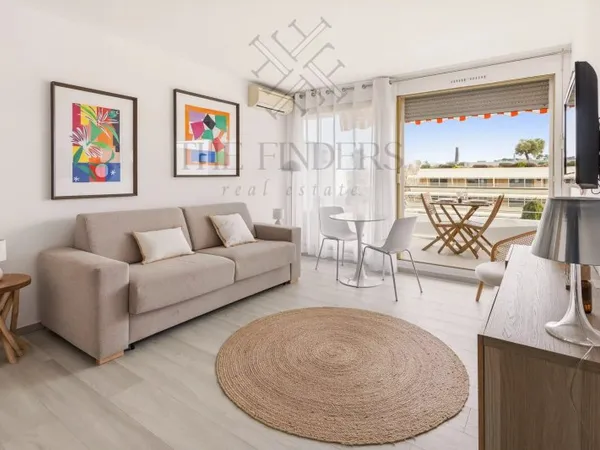 Studio rénové a louer avec grande terrasse au coeur de Saint-Tropez