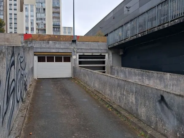 Place de parking couverte + vidéosurveillance - Bellevue - 40 CC