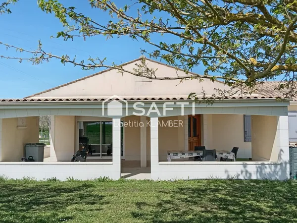 Maison contemporaine de plain-pied avec jardin