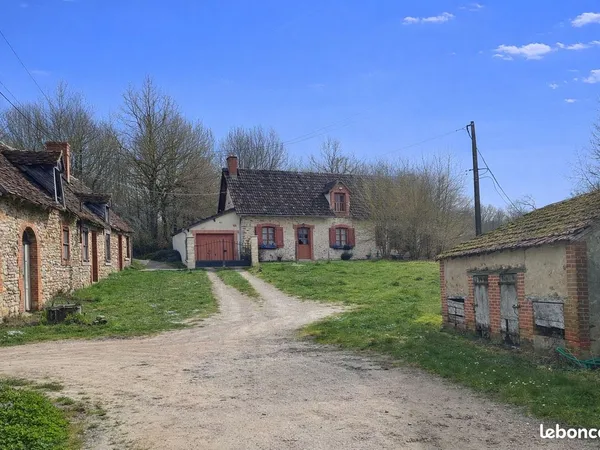 Corps de ferme avec granges 700 m² sur 4 hectares - Charme, potentiel de rénovation & calme absolu (