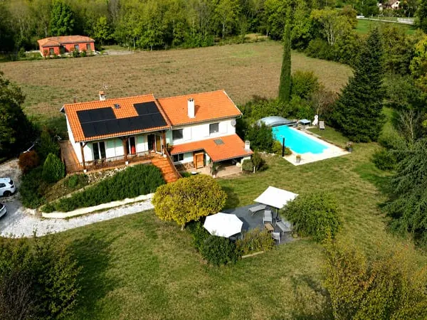 Villa dans village avec commerces , piscine , beau terrain bordé par une rivière