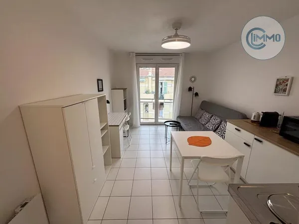 Location Studio meublé avec balcon à proximité de la Faculté Saint-Jean d'Angély