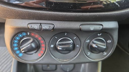 Opel Corsa 1.4 90 - Design 120 Ans – 2019 – 136739 km – Essence – Boîte Manuelle — photo 45