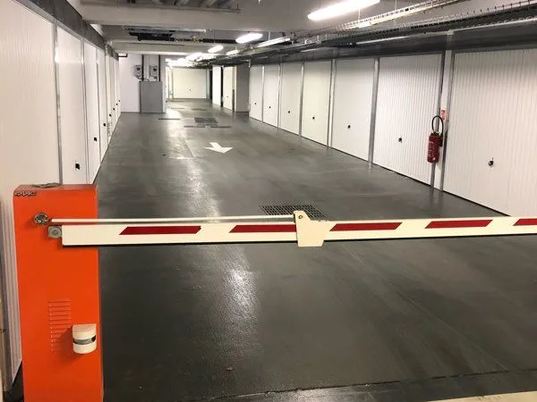 BOX STOCKAGE Chateaufort voiture moto meuble