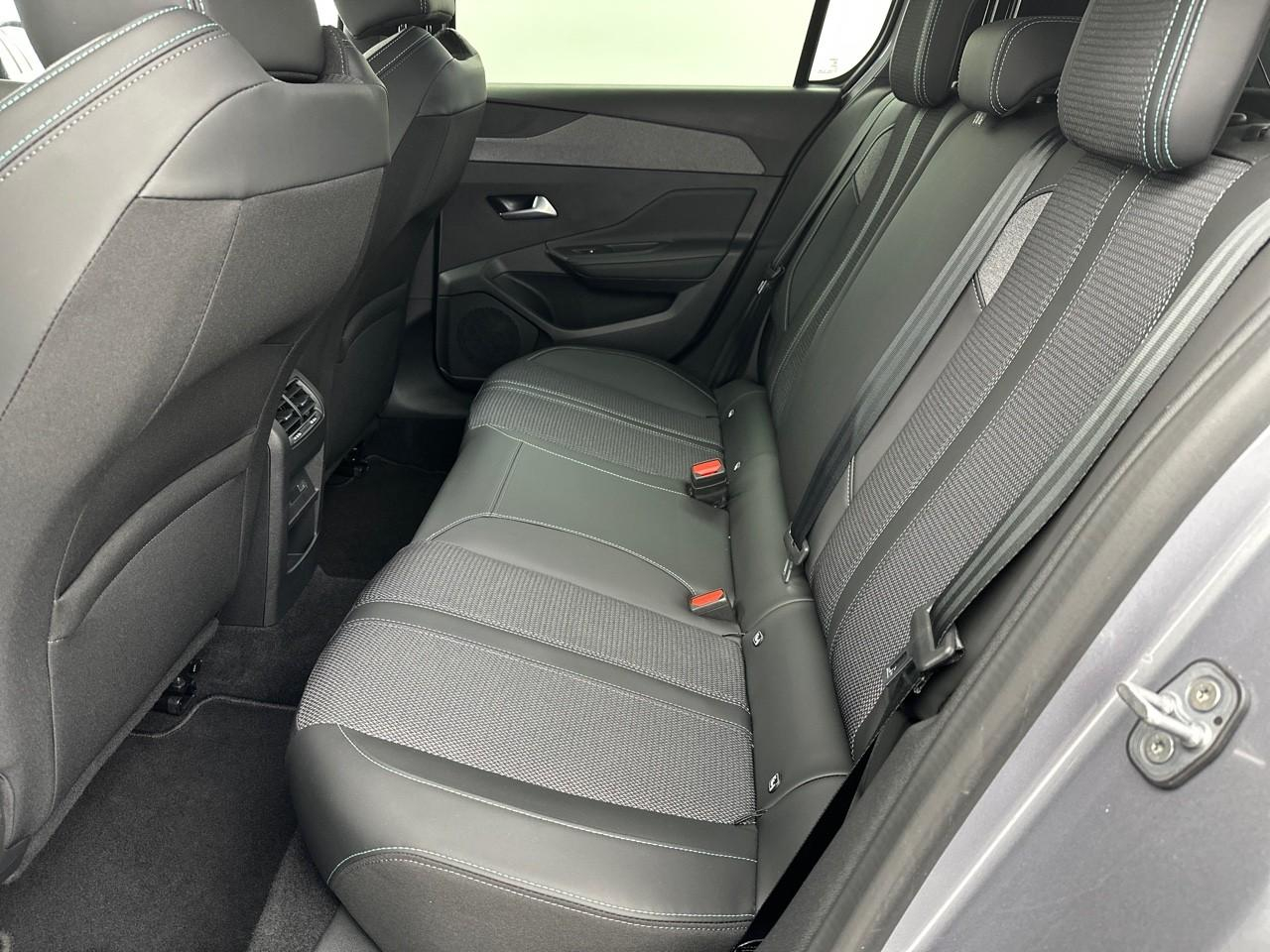 Peugeot 308 hybrid 145 e-dcs6 allure — photo 12