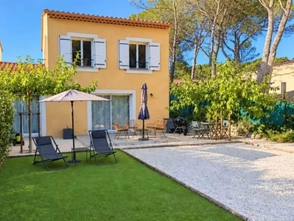 BELLE VILLA-Trés récente(2022)-118 m2-T4-3 chambres-2 Sb-DPE A-CLIMATISÉE (Sud)-VENTABREN(10km d'Aix