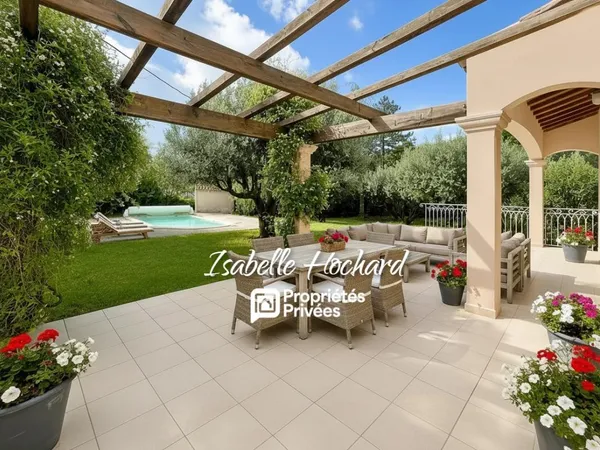 Maison familiale avec piscine, grands volumes et fort potentiel. Terrain 1 982 m²