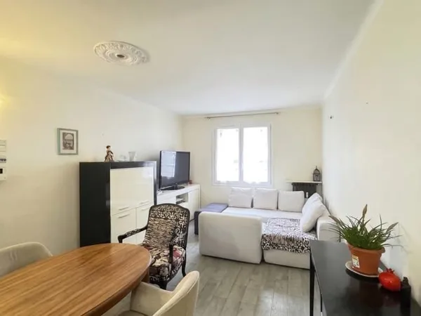 Menton - 2 Pièces Rénové de 47 m² avec Stationnement | Potentiel 3 Pièces