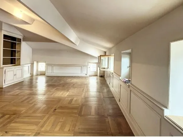 Grand appartement de 120 m² en très bon état, climatisé, quartier Palais des Papes, en face de la Ba