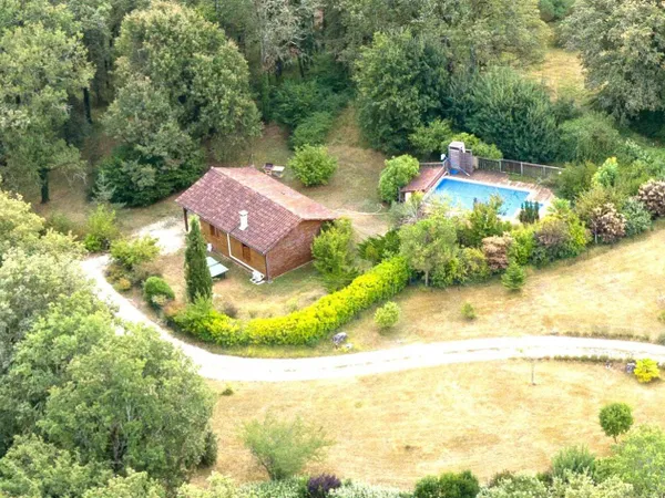 MAISON OSSATURE BOIS DANS SON ECRIN DE VERDURE