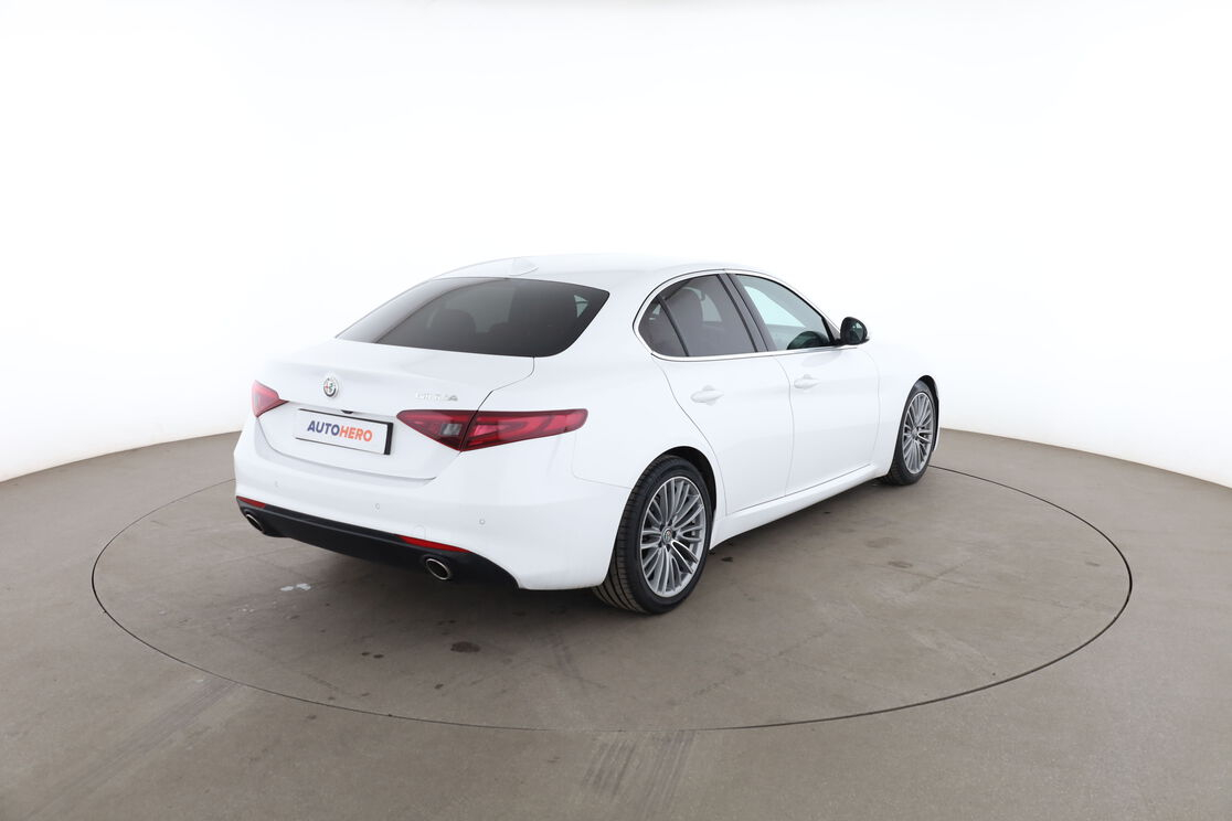 Alfa Romeo Giulia 2.2 Lusso AT8 — photo 5