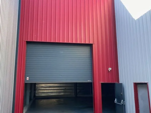 Entrepôt 345 m² SIGNES