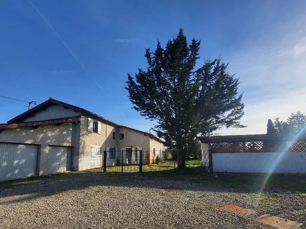 Magnifique bâtisse de 272 m² sur 1.2 hectares de terrain clos