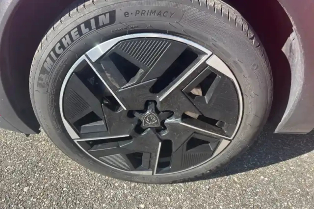 Peugeot 408 phev 225 e-eat8 — photo 13