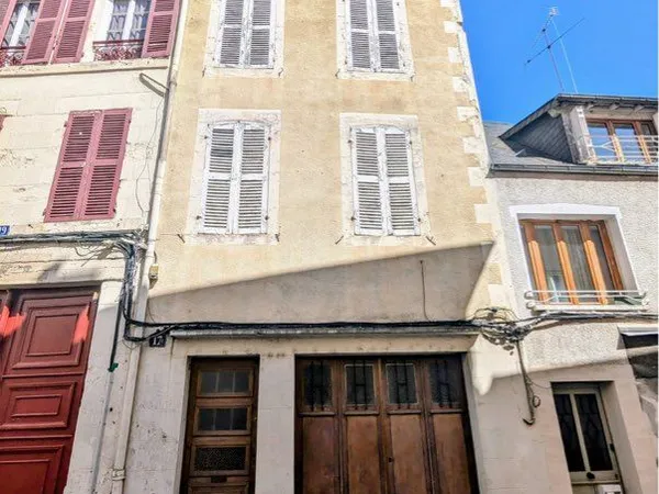 Vends maison de ville avec garage et cour intérieure — Nevers centre
