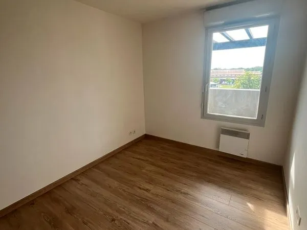 Chambre lumineuse de 9m² à louer dans un bel appartement de 67m² - [Colomiers, Perget]