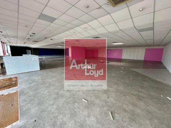 Local commercial 594 m²
