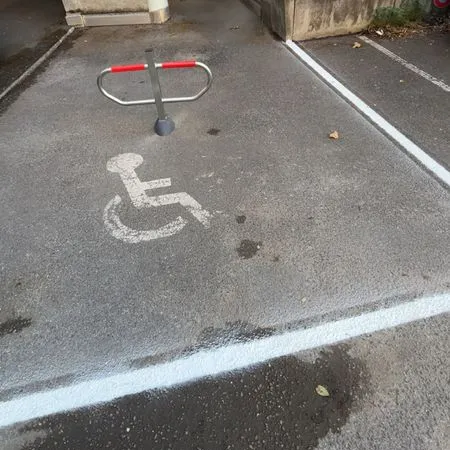 Place de parking pmr sécurisée par arceau