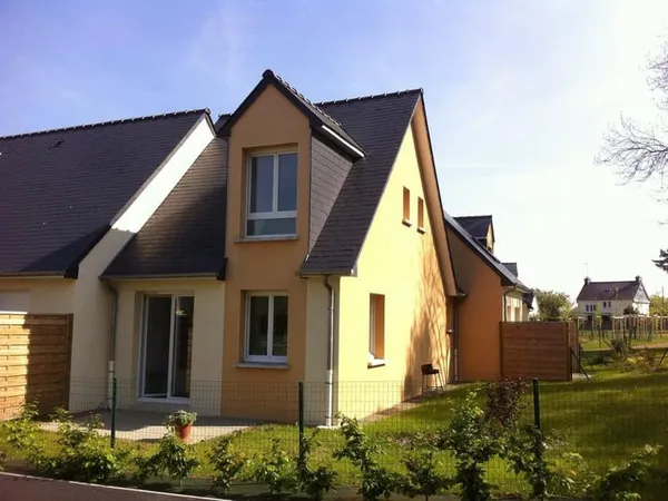 BEGARD, petite maison avec jardin, dans résience