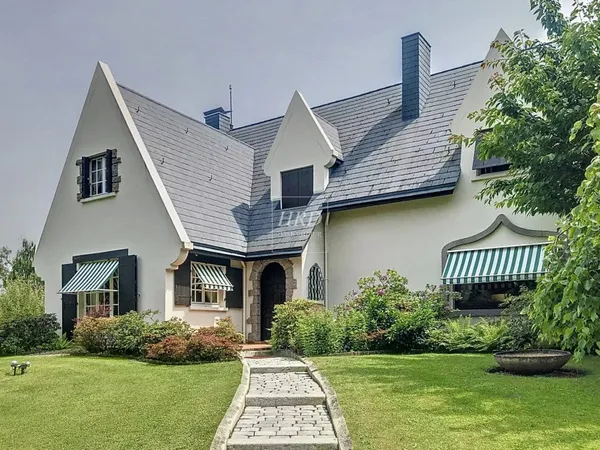 Maison 10 pièces 213 m²