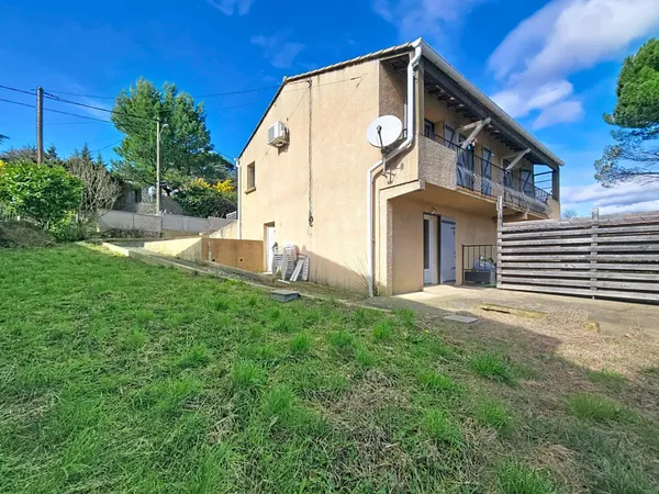 Une villa familiale de 110 m² avec balcon et vue dégagée sur les hauteurs de Lamalou-les-Bains.