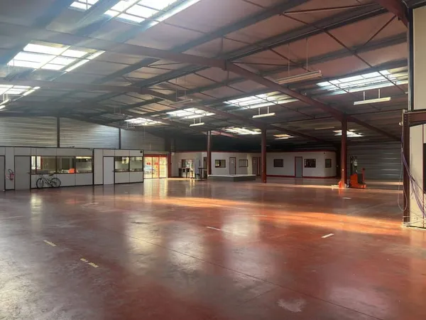 Local d'activité 1586 m²