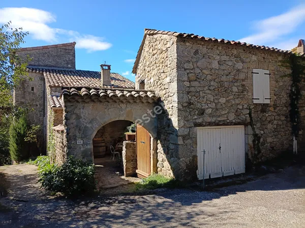 ARDECHE : Belle propriété de caractère avec un parc arboré attenant de 7 556 m².