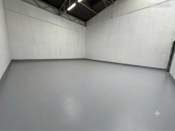 À LOUER — Entrepôt 250 m² avec mezzanine — Drancy (93)
