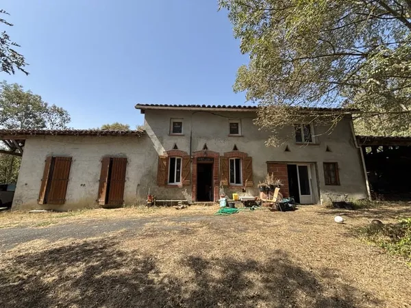 AURIAC-SUR-VENDINELLE ferme authentique sur plus de 1,3 he