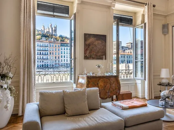 Lyon 2 - Appartement de réception avec vue magistrale sur Fourvi