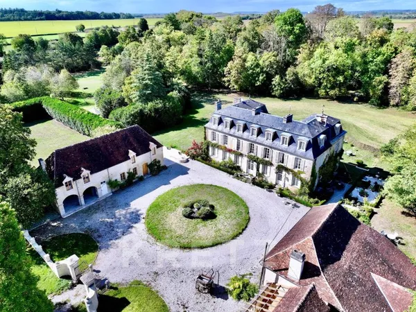 Elégant château du XVIIIe, dépendances restaurées, 10ha Parc et Forêt