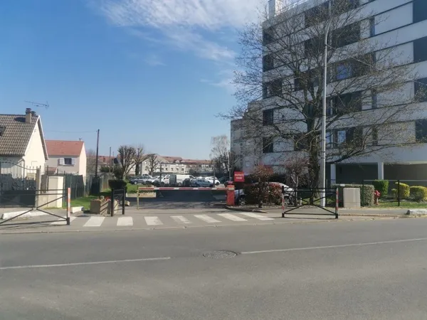 EVRY - BOX en sous-Sol 13m2 - Bld Decauville / Pl Rouillon