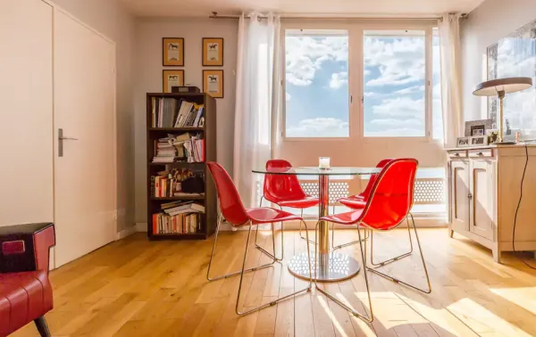 Logement pour saliare en mission, vue Tour Eiffel