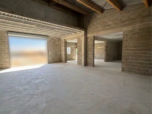 Hangar 160m2 + Appartement T4 90m2