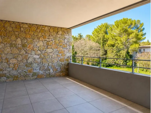 BAISSE DE PRIX pour ce grand T4 avec 21 m² de terrasse, visitable dès maintenant